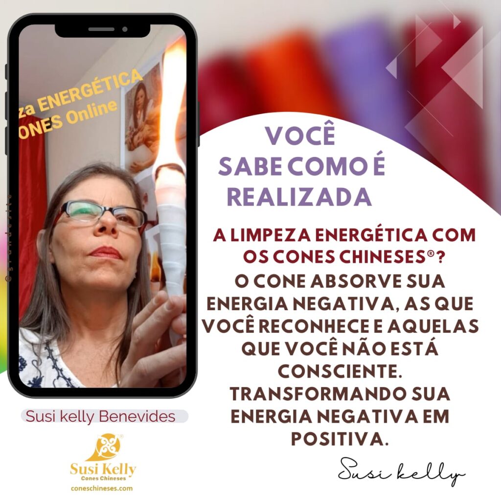 Susi realizando o atendimento limpeza energética online, segurando cone branco, com chama e fogo