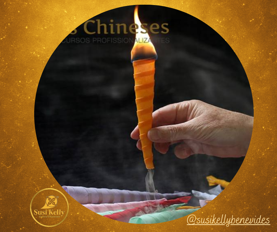 uma pessoa segurando um cone na mão, o cone branco está pegando fogo. Chama bonita e dourada, limpeza energética